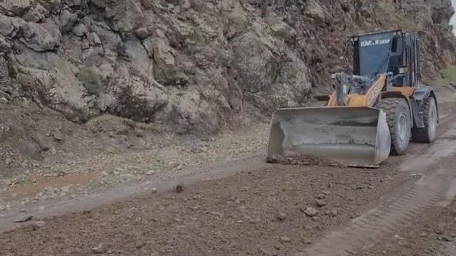 Elazığ’da heyelan nedeniyle kapanan köy yolu yeniden ulaşıma açıldı
