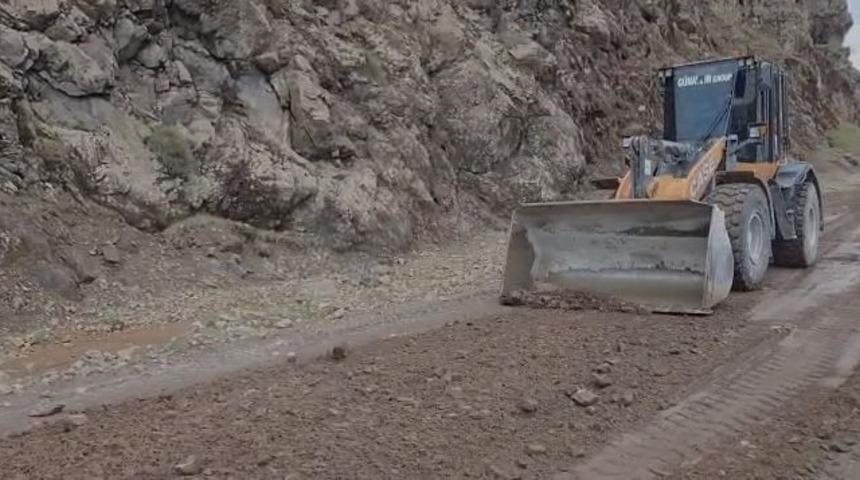 Elazığ&rsquo;da heyelan nedeniyle kapanan k&ouml;y yolu yeniden ulaşıma a&ccedil;ıldı