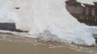 Hakkari’de çığ Zap Suyu’nun önünü kesti