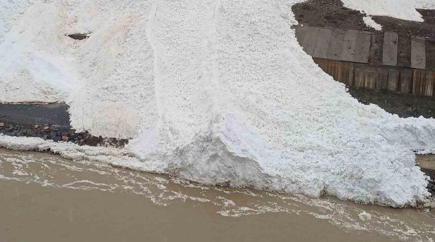 Hakkari&rsquo;de &ccedil;ığ Zap Suyu&rsquo;nun &ouml;n&uuml;n&uuml; kesti