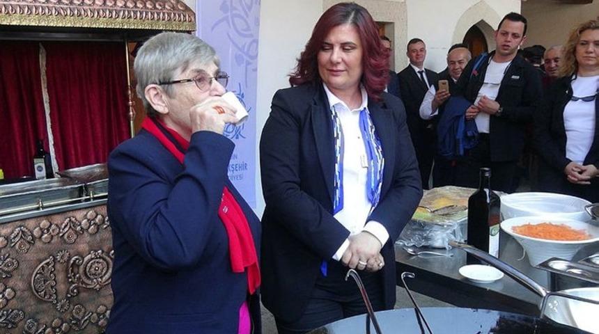 ‘Anne sütüyle aynı’ dedi bardak bardak içti