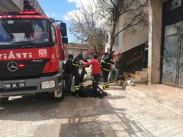 Komşusunu kurtarmak isterken yangının ortasında kaldı 3