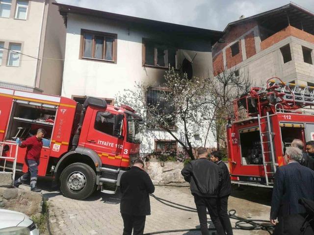 Komşusunu kurtarmak isterken yangının ortasında kaldı 1