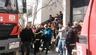 Komşusunu kurtarmak isterken yangının ortasında kaldı