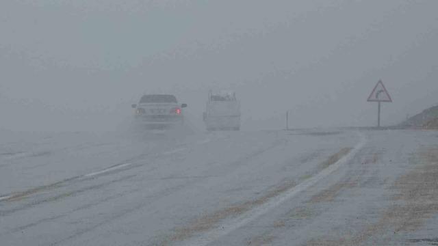 Van’da 50 yerleşim yerinin yolu kapalı 4