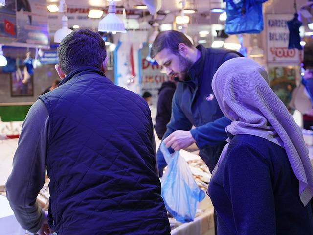 Yasağa g&uuml;nler kala sezonun son balıkları vatandaşla buluşuyor