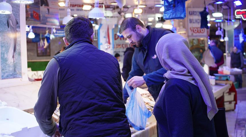 Yasağa g&uuml;nler kala sezonun son balıkları vatandaşla buluşuyor