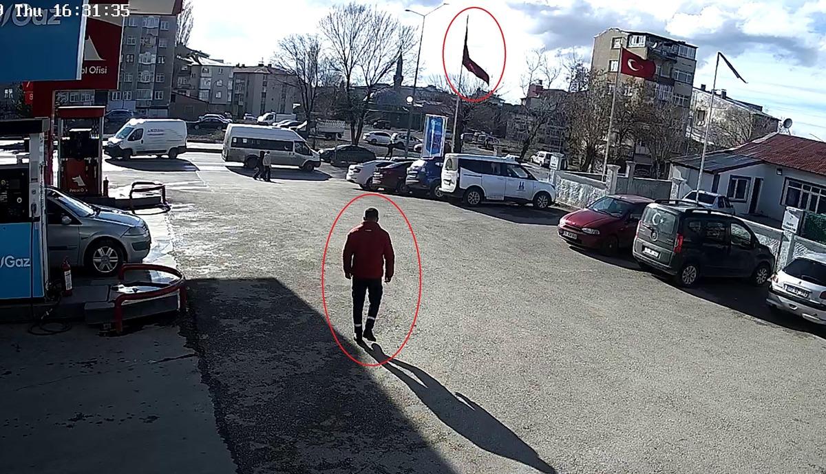 T&uuml;rk bayrağını o halde g&ouml;r&uuml;nce hi&ccedil; d&uuml;ş&uuml;nmeden harekete ge&ccedil;ti 1