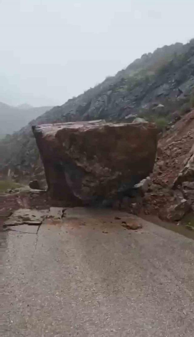 Şemdinli’de dev kaya parçası yolu ulaşıma kapattı 4