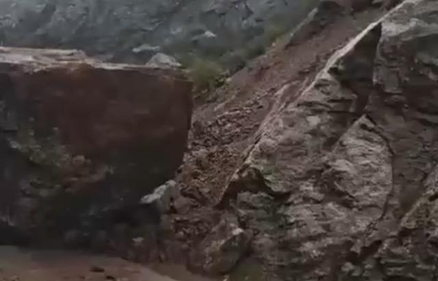 Şemdinli’de dev kaya parçası yolu ulaşıma kapattı 3