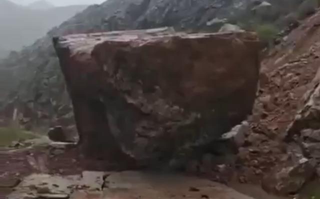 Şemdinli’de dev kaya parçası yolu ulaşıma kapattı 2