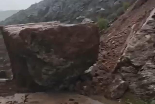 Şemdinli’de dev kaya parçası yolu ulaşıma kapattı 1