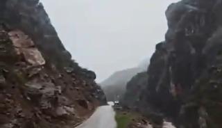 Şemdinli&rsquo;de dev kaya par&ccedil;ası yolu ulaşıma kapattı