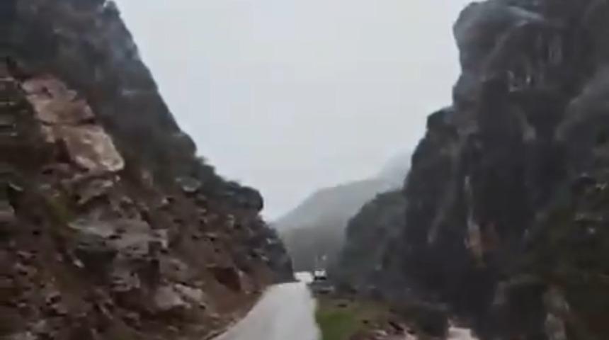 Şemdinli&rsquo;de dev kaya par&ccedil;ası yolu ulaşıma kapattı