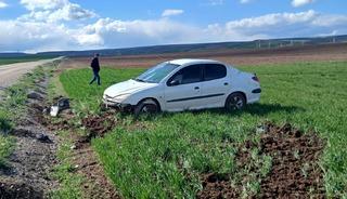 &Ccedil;orum&rsquo;da devrilen otomobilin s&uuml;r&uuml;c&uuml;s&uuml; yaralandı