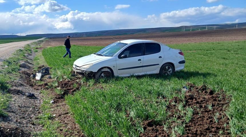 &Ccedil;orum&rsquo;da devrilen otomobilin s&uuml;r&uuml;c&uuml;s&uuml; yaralandı