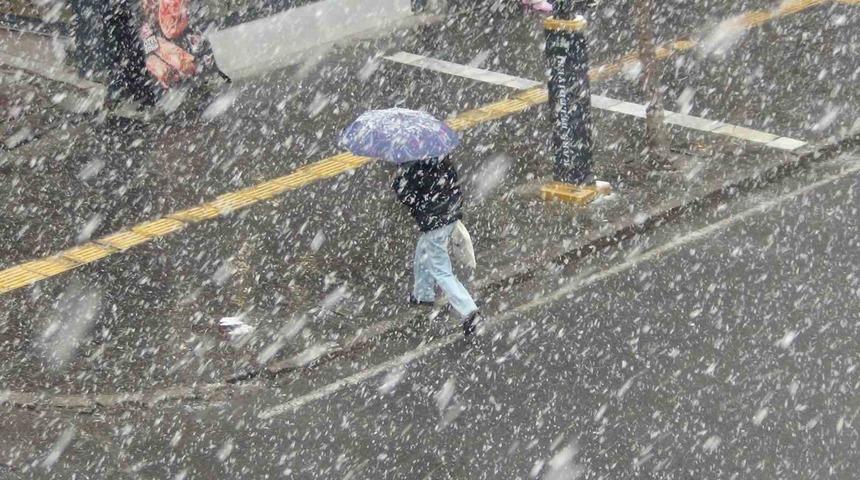 Kars&rsquo;a kar biranda geldi her taraf bembeyaz oldu