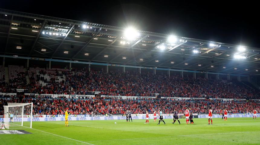 Hakem soyunma odasında penaltı kararı verdi