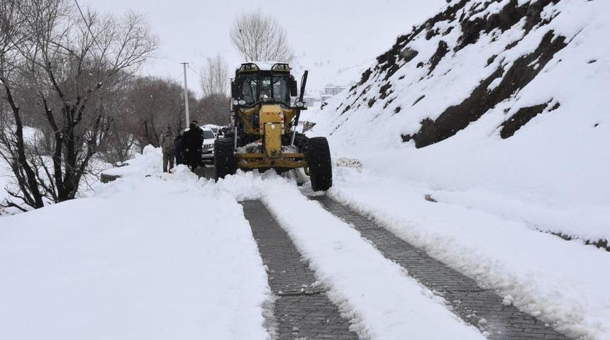 Bitlis&rsquo;te Nisan ortasında kar mesaisi devam ediyor