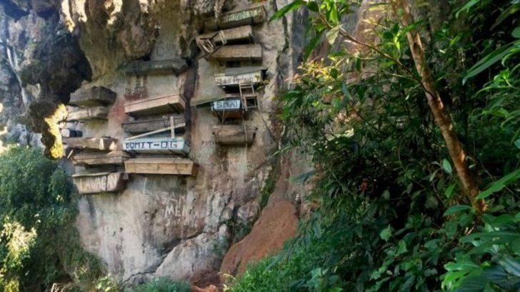 Ölüleri gömmüyor, uçuruma asıyorlar G2