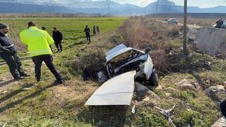 Son dakika: Kontrolden &ccedil;ıkan otomobil şarampole yuvarlandı: 2 yaralı