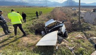 Kontrolden &ccedil;ıkan otomobil şarampole yuvarlandı: 2 yaralı