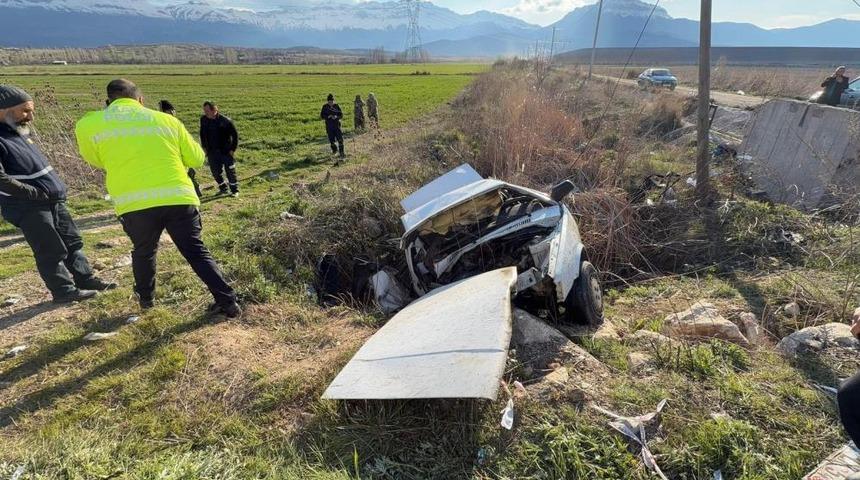 Kontrolden &ccedil;ıkan otomobil şarampole yuvarlandı: 2 yaralı