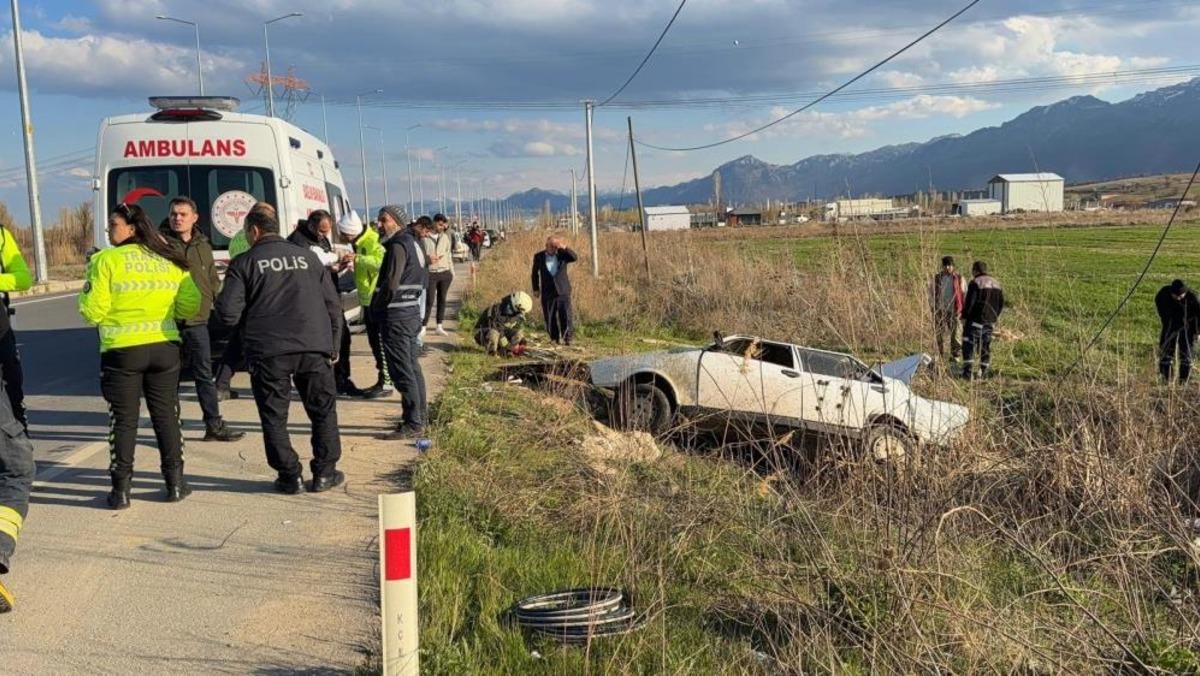 Kontrolden çıkan otomobil şarampole yuvarlandı: 2 yaralı 1