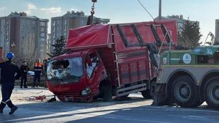 Son dakika: Esenler'de  makas atarak ilerleyen otomobil kamyonete &ccedil;arptı: 6 yaralı