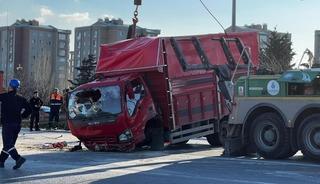 Esenler'de otomobil kamyonete &ccedil;arptı: 6 yaralı