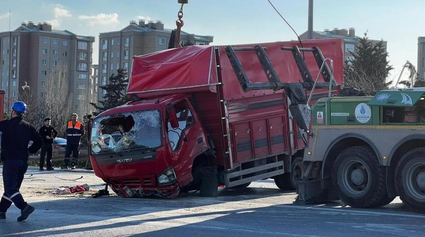 Esenler'de  makas atarak ilerleyen otomobil kamyonete &ccedil;arptı: 6 yaralı