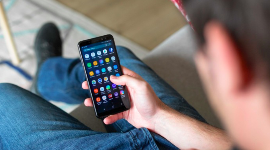 Galaxy A6+ kavisli ekranı ile dikkat çekiyor