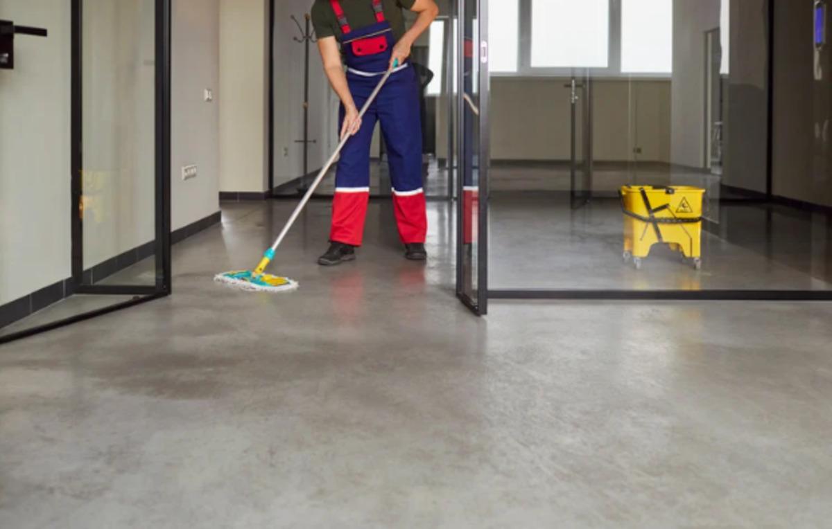 Parkeleri &ccedil;izmeden ve parlatarak moplamanın p&uuml;f noktaları 8