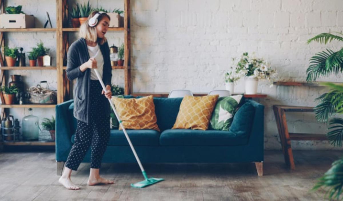 Parkeleri &ccedil;izmeden ve parlatarak moplamanın p&uuml;f noktaları 7