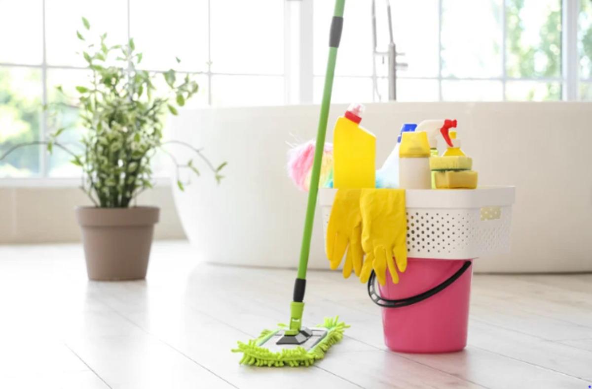 Parkeleri &ccedil;izmeden ve parlatarak moplamanın p&uuml;f noktaları 6