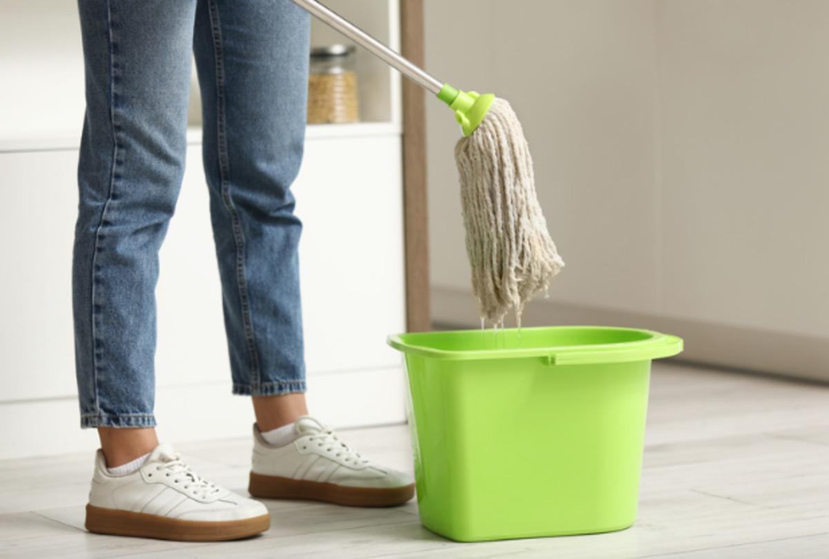 Parkeleri &ccedil;izmeden ve parlatarak moplamanın p&uuml;f noktaları 5