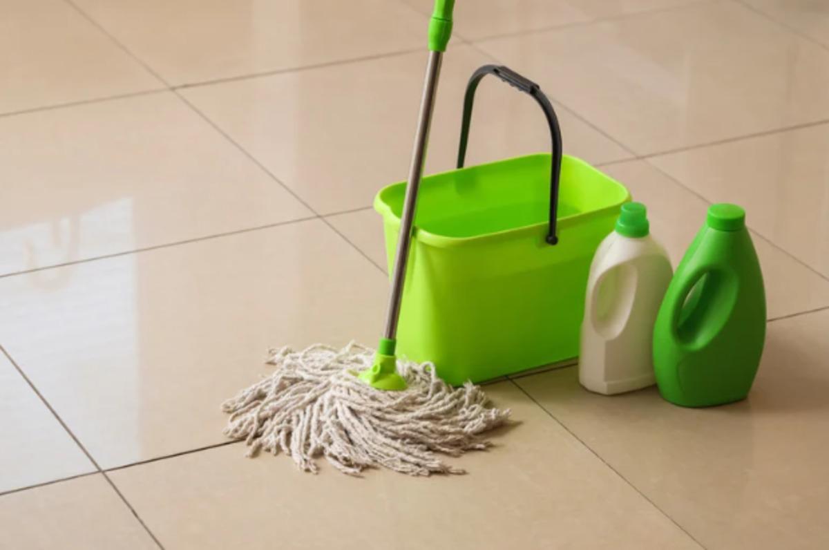 Parkeleri &ccedil;izmeden ve parlatarak moplamanın p&uuml;f noktaları 4