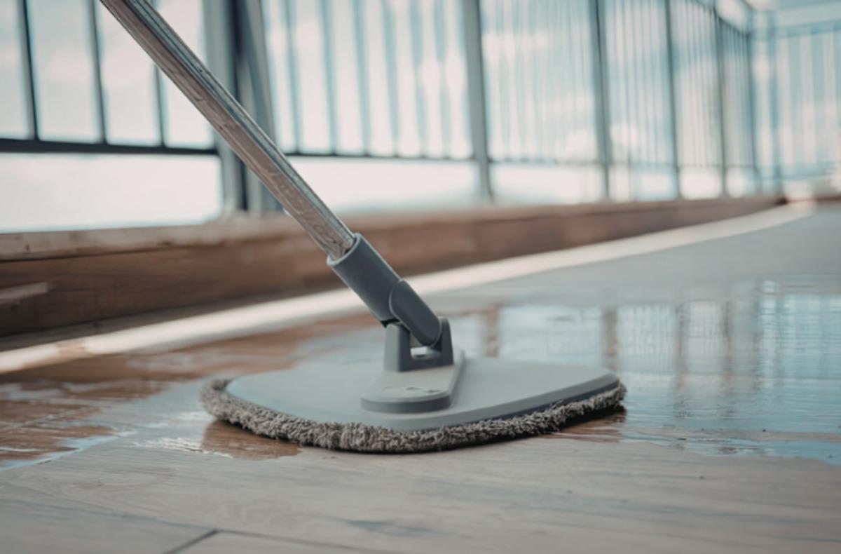 Parkeleri &ccedil;izmeden ve parlatarak moplamanın p&uuml;f noktaları 3