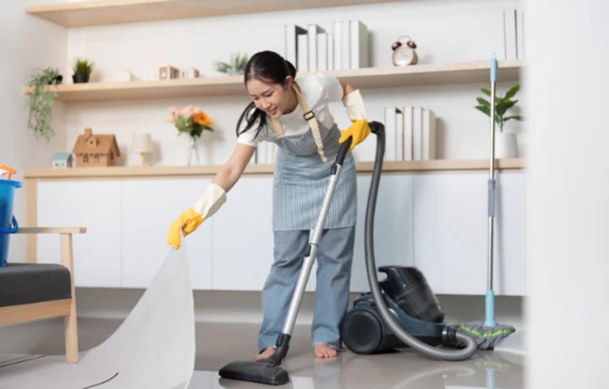 Parkeleri &ccedil;izmeden ve parlatarak moplamanın p&uuml;f noktaları 2