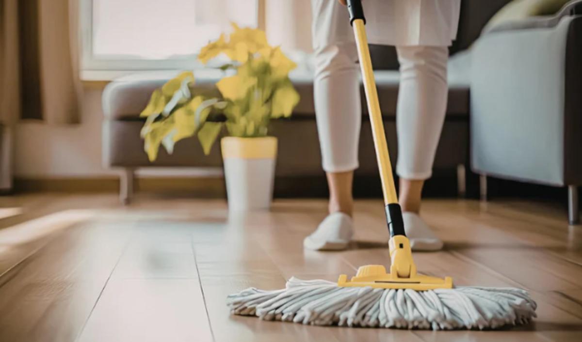 Parkeleri &ccedil;izmeden ve parlatarak moplamanın p&uuml;f noktaları 1