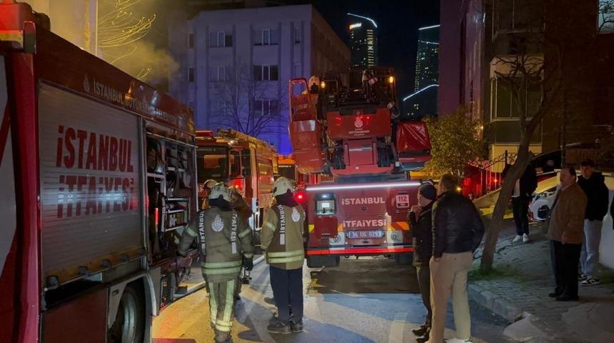 Kağıthane&rsquo;de 5 katlı iş hanında yangın