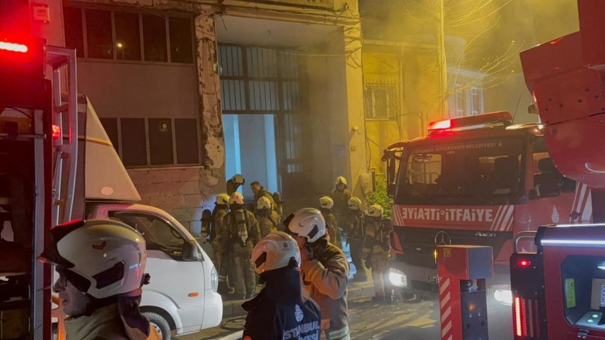 Kağıthane&rsquo;de 5 katlı iş hanında yangın 1