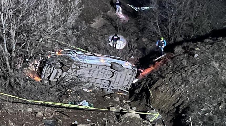 Malatya'da iş&ccedil;i servisi devrildi: 2 &ouml;l&uuml;, 10 yaralı