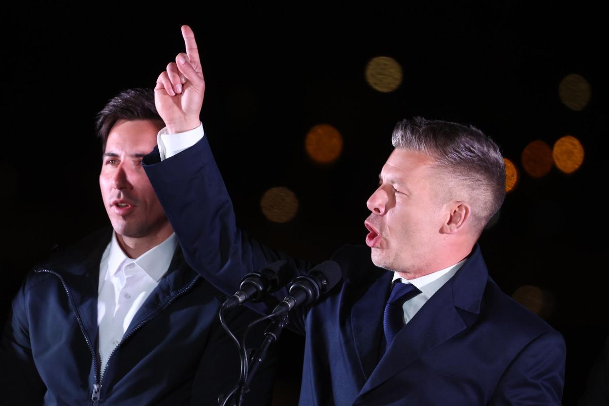 Viktor Orban 16 yıllık iktidarı kaybetti! Se&ccedil;imi kazanan Peter Magyar dan Macarlara &ccedil;ağrı: "Eve d&ouml;n&uuml;n" 2