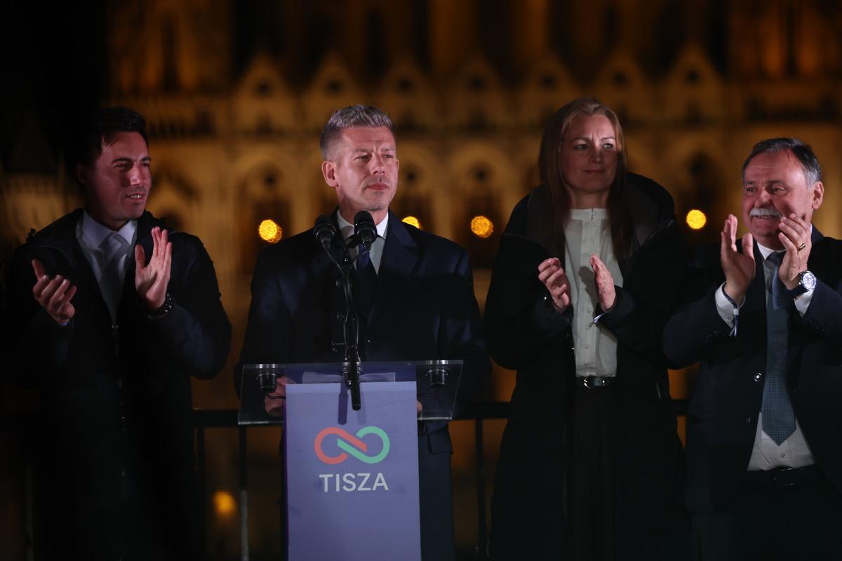 Viktor Orban 16 yıllık iktidarı kaybetti! Se&ccedil;imi kazanan Peter Magyar dan Macarlara &ccedil;ağrı: "Eve d&ouml;n&uuml;n" 4