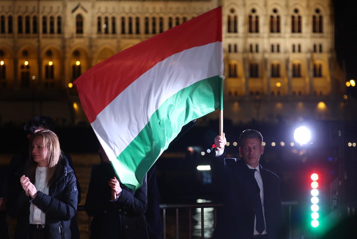 Viktor Orban 16 yıllık iktidarı kaybetti! Se&ccedil;imi kazanan Peter Magyar dan Macarlara &ccedil;ağrı: "Eve d&ouml;n&uuml;n" 6
