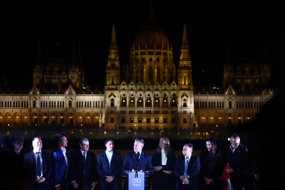 Viktor Orban 16 yıllık iktidarı kaybetti! Se&ccedil;imi kazanan Peter Magyar dan Macarlara &ccedil;ağrı: "Eve d&ouml;n&uuml;n" 9
