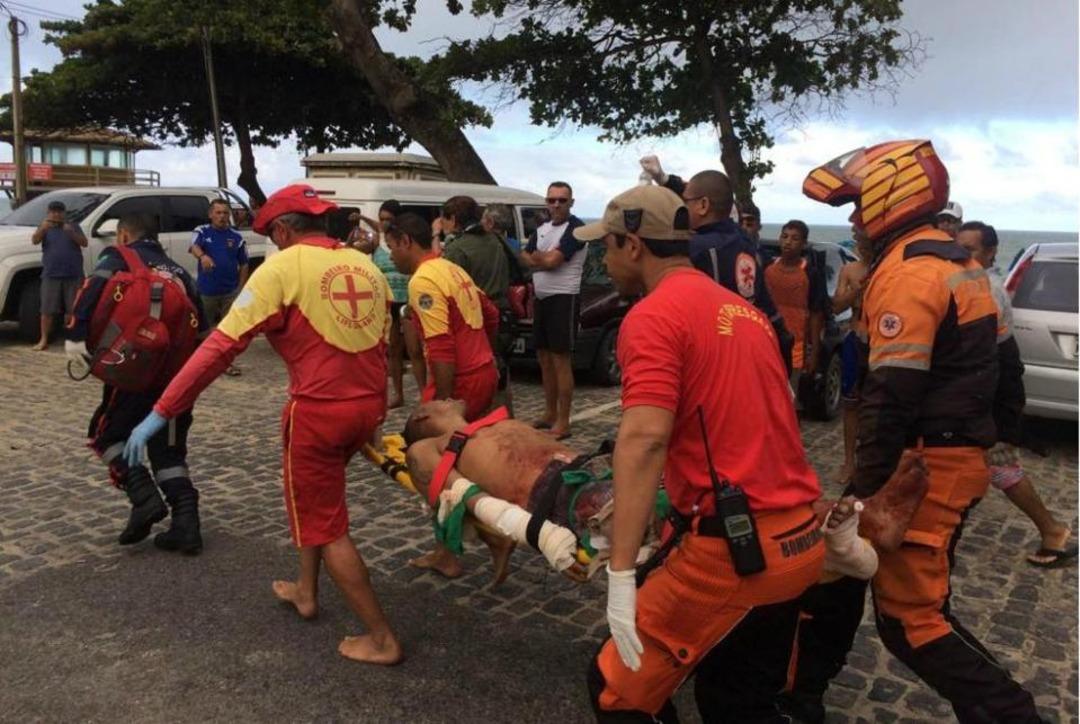 Denizde korkun&ccedil; anlar! K&ouml;pek balığı saldırdı kanlar i&ccedil;inde yere yığıldı