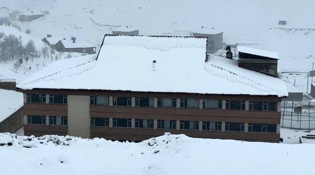 Y&uuml;ksekova nisan ayında karla kaplandı 11