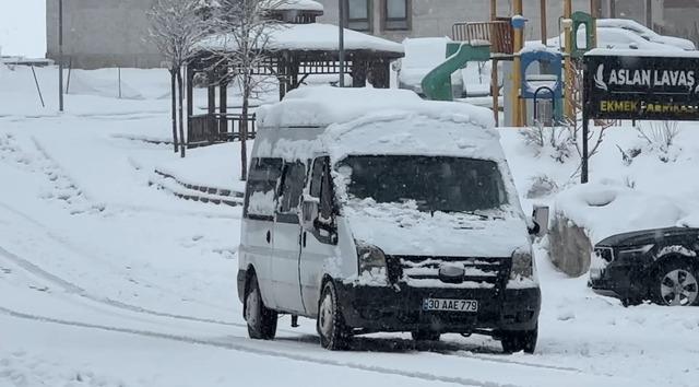 Y&uuml;ksekova nisan ayında karla kaplandı 9